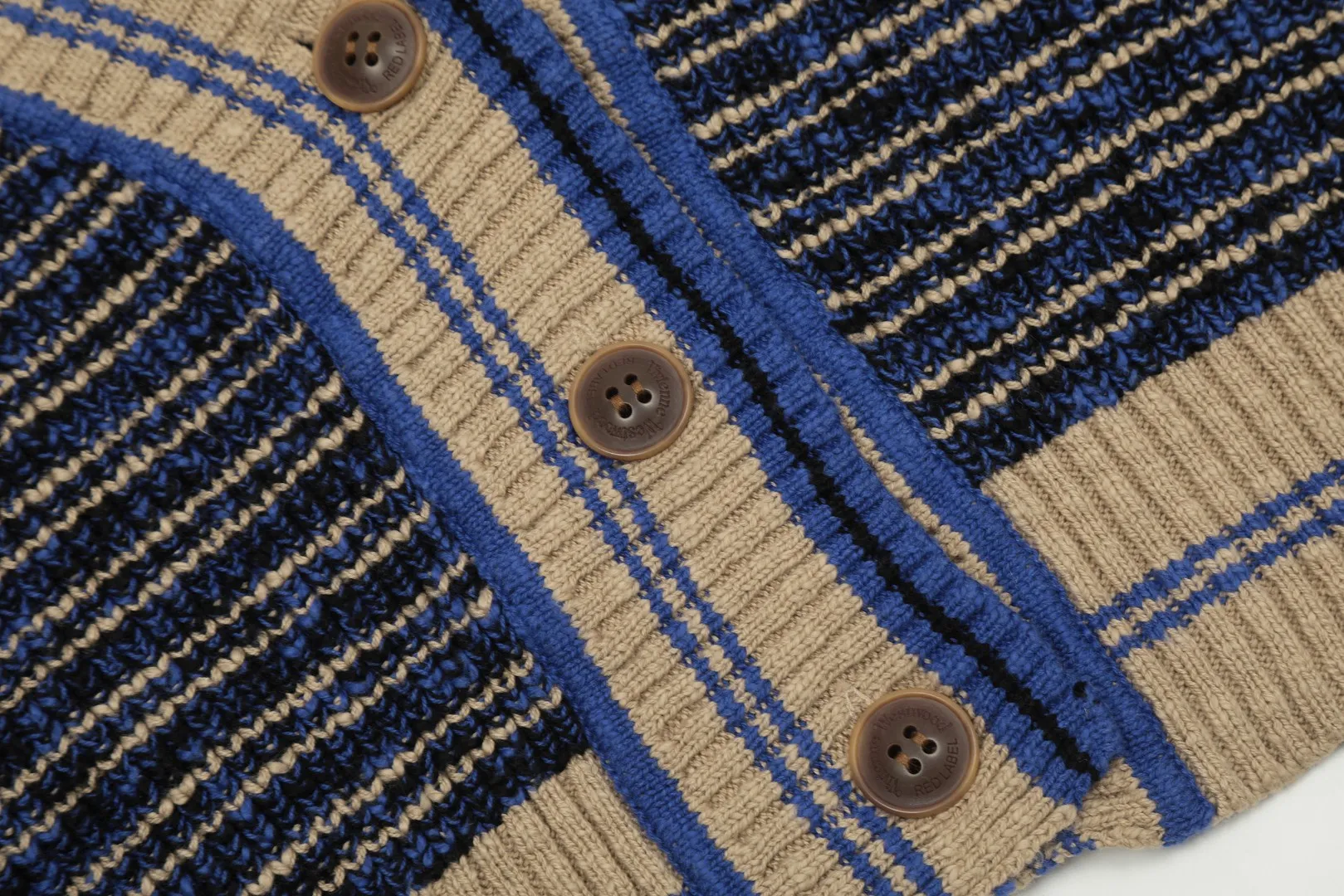 VIVI123 vivienne west wood Tokyo limited show in October 24 is coming. Really good-looking. 5 colors of different threads interlaced and woven. Embroidered logo LoGo icon. Big letter buttons. West Queen Vivienne heavy industry show limited cardigan. Knitted sweater wool. 2024 autumn latest style. Size: S -M- L. Color: brown, blue and purple.